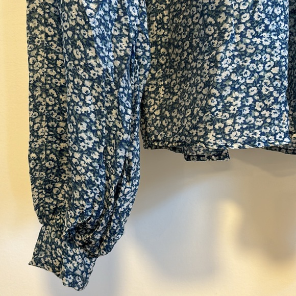 Abercrombie & Fitch sheer floral key hole blouse. - Picture 4 of 6